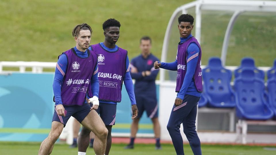 Bukayo Saka (i midten) og Marcus Rashford (til højre) var det hårdest ramte af racistiske beskeder på sociale medier under EM sidste år. (Arkivfoto). <i>Dave Thompson/Ritzau Scanpix</i>
