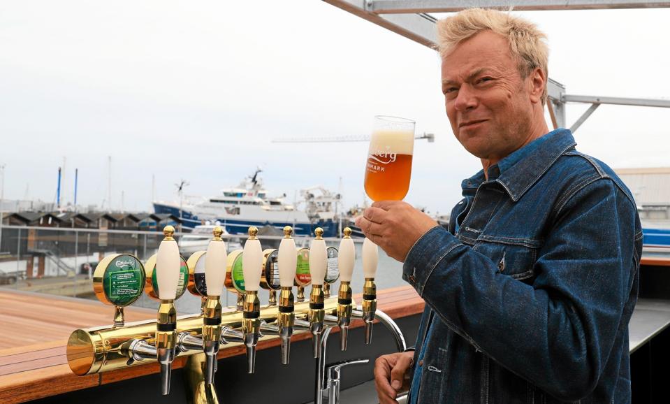 Rooftops bar-manager er lidt af en øl-ekspert og har flere bøger om øl bag sig, og så lover han, at han kan finde øl - også til dem, der tror, at de ikke kan lide øl. <i>Foto: Vibe Maria Dahl Andersen</i>
