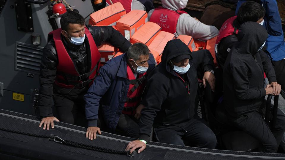 Formodede migranter, som begav sig ud på Den Engelske Kanal i små fartøjer i sidste uge, og som blev samlet op af kystvagtens fartøjer. <i>Matt Dunham/Ritzau Scanpix</i>