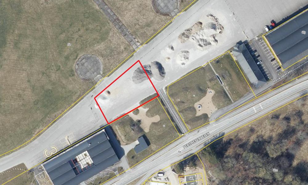 Skateparkens placering er på Flyvestationens rulleareal ud for Hangar 3 i Sydlejren (rød markering). Skateparkens placering er på Flyvestationens rulleareal ud for Hangar 3 i Sydlejren (rød markering).