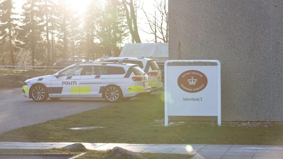 Fem mænd er mandag blevet idømt livstidsdomme for at dræbe to mænd foran et supermarked i Kalundborg i 2020. En sjette mand blev frifundet. (Arkivfoto). <i>Olafur Steinar Gestsson/Ritzau Scanpix</i>