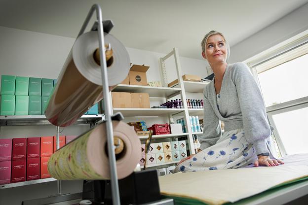 - Jeg har verdens bedste liv, jeg er lykkeligt gift, har tre lækre unger, en dejlig familie og et drømmejob, lyder det fra Louise Borup, der ikke vil lade sklerosen styre sit liv. <i>Foto: Torben Hansen</i>