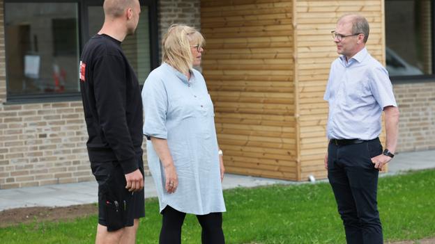 To år har Klokkelyngen været undervejs. Men nu står de der, de 34 boliger som Lone Nyrup er blandt de første til at rykke ind i. Til højre direktør for Aars Boligforening Brian Larsen, til venstre ejendomsfunktionær Andreas Brunsgaard, der er altmuligmand i afdelingen. <i>Foto: Claus Søndberg</i>
