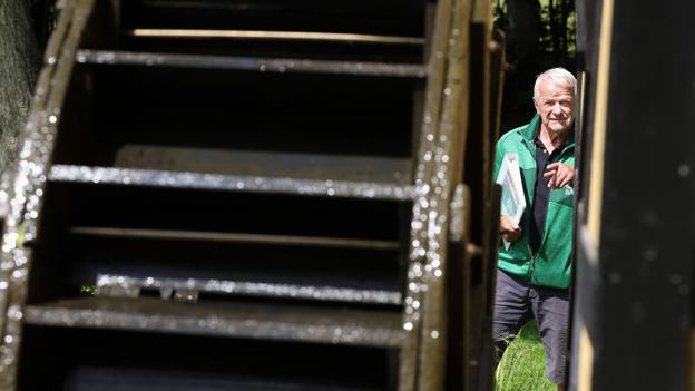 At få bygget et nyt vandhjul var noget af en prøvelse for de tre, der eller kan lidt af hvert. Nu plasker det nye, spm det skal, viser Ove Jensen. <i>Foto: Claus Søndberg</i>