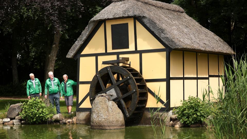 Egentlig kunne de være ligeglade med om kommunens møllehus skvattede sammen. Alligevel har de tre fra flagkorpset brugt rigtigt mange timer på at få hus, dam og møllehjul til at se pæne ud. Fra venstre er det Niels Sørensen, Arne Ejsing-Duun og Ove Jensen. <i>Foto: Claus Søndberg</i>