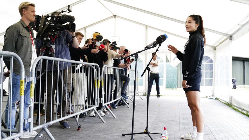 Nadia Nadim fik mange kritiske spørgsmål om sit ambassadørskab for fodbold-VM for herrer i Qatar. <i>Mads Claus Rasmussen/Ritzau Scanpix</i>
