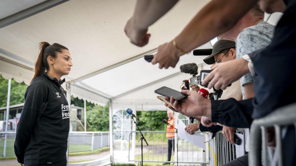Nadia Nadim var i diskussionshumør, da hun mødte pressen i Helsingør mandag. <i>Mads Claus Rasmussen/Ritzau Scanpix</i>