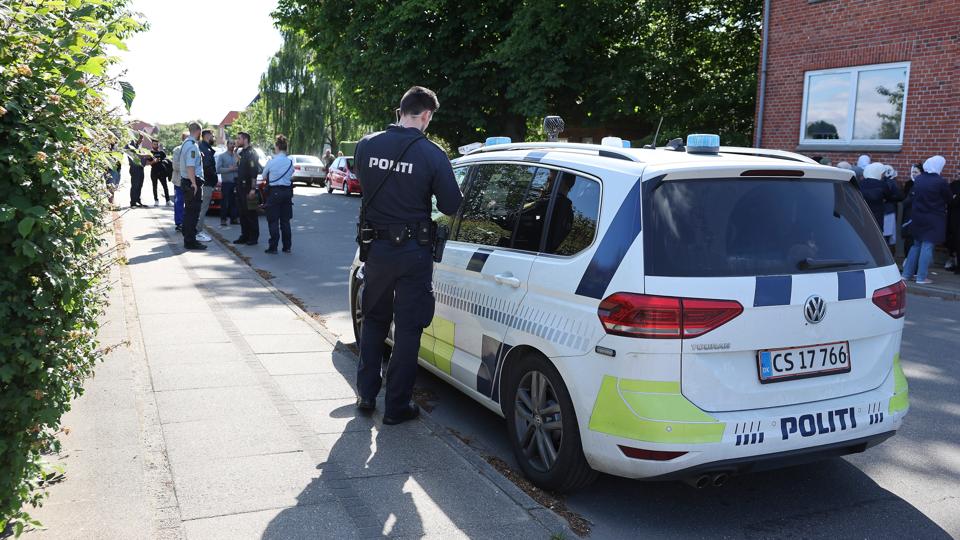 Politiet var massivt tilstede i Dannebrogsgade i Brønderslev. <i>Foto: Bente Poder</i>