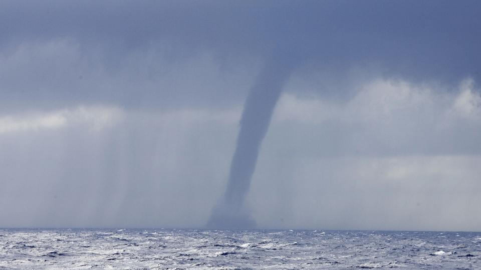 En skypumpe opstår typisk i forbindelse med kolde luftmasser i højden over sommervarmt havvand. Her ses en skypumpe i Sargassohavet i 2007. <i>Henning Bagger/Ritzau Scanpix</i>