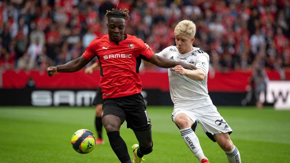 Adam Andersson (th.) - her for Rosenborg i Conference League mod Rennes - skifter til Randers på lejeaftale. (Arkivfoto) <i>Loic Venance/Ritzau Scanpix</i>
