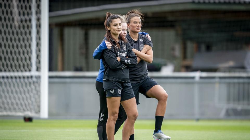 Nadia Nadim (tv.) var mandag samlet med sine landsholdskammerater for første gang inden EM-slutrunden. <i>Mads Claus Rasmussen/Ritzau Scanpix</i>