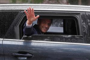 Macron inviterer til forhandlinger for at jagte alliancer