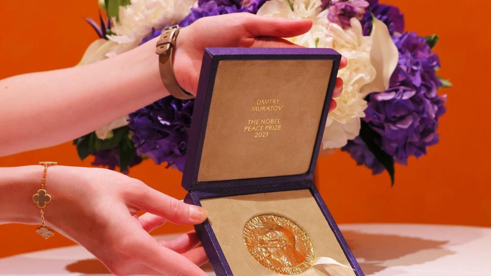 Den Nobels fredspris, som Dmitrij Muratov modtog for sit arbejde for ytringsfriheden, er blevet solgt på auktion, og pengene skal gå til børn i Ukraine. <i>Michael M. Santiago/Ritzau Scanpix</i>