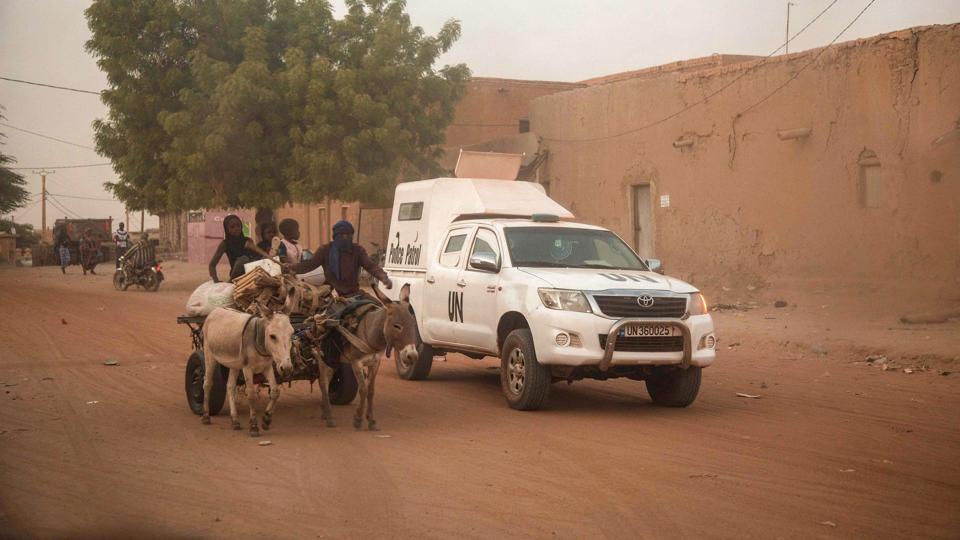 Et æsel med oppakning passerer en køretøj fra FN's stabiliseringsmission i Mali i Timbuktu i Mali i december sidste år. <i>Florent Vergnes/Ritzau Scanpix</i>