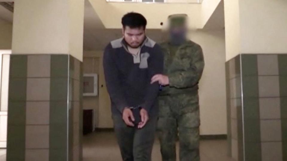 Den amerikanske soldat Andy Huynh, som angiveligt er blevet fanget af russiske styrker, mens han kæmpede for Ukraine. Ifølge de amerikanske myndigheder er der ingen oplysninger om, hvor han og en anden amerikaner, som er meldt savnet i Ukraine, befinder sig. Billedet er taget af russisk stats-tv. <i>Ru-Rtr/Reuters</i>
