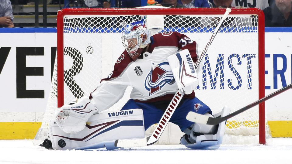 Colorado Avalanches målmand Pavel Francouz i en redning for udebaneholdet. Han kunne ikke forhindre, at Tampa Bay gik fra banen som 6-2-mestre. <i>Bruce Bennett/Ritzau Scanpix</i>