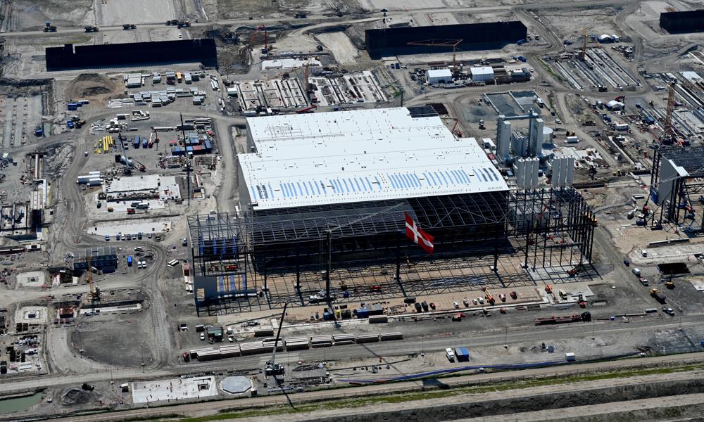 I øjeblikket etableres produktionsfaciliteterne til tunnelen øst for Rødbyhavn. Den ene af tre produktionshaller med i alt seks produktionslinjer er ved at blive rejst. I øjeblikket etableres produktionsfaciliteterne til tunnelen øst for Rødbyhavn. Den ene af tre produktionshaller med i alt seks produktionslinjer er ved at blive rejst.