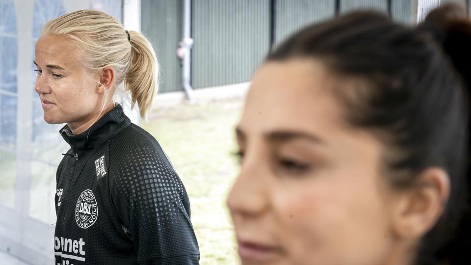 Pernille Harder og Nadia Nadim er måske de to største stjerner på kvindernes landshold, og deres forhold er fint, selv om de er uenige om, hvordan man påvirker Qatar. <i>Mads Claus Rasmussen/Ritzau Scanpix</i>