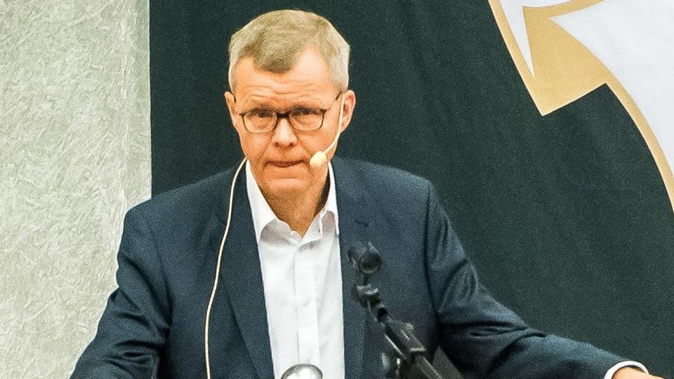 Advokat Carsten Lyngs går på pension på fredag og overdrager sagen til en kollega. Så sent som mandag har han rykket Statsadvokaten for en afgørelse på spørgsmålet om, hvorvidt der kan rejses tiltale mod Jens-Peter Skov i sagen fra busterminalen i Nykøbing. <i>Foto: Bo Lehm</i>