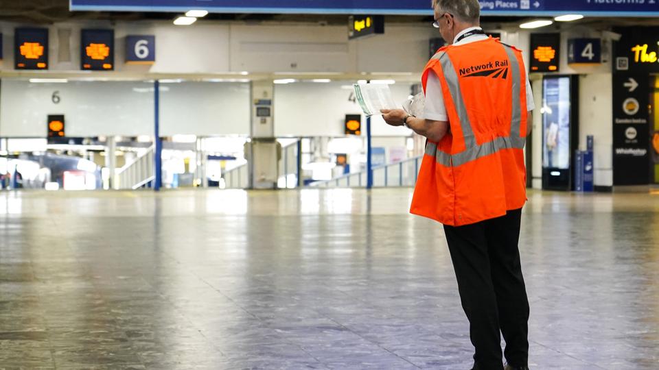 En enkelt ansat ses på Euston Station i London under en omfattende strejke ved de britiske jernbaner. <i>Alberto Pezzali/Ritzau Scanpix</i>