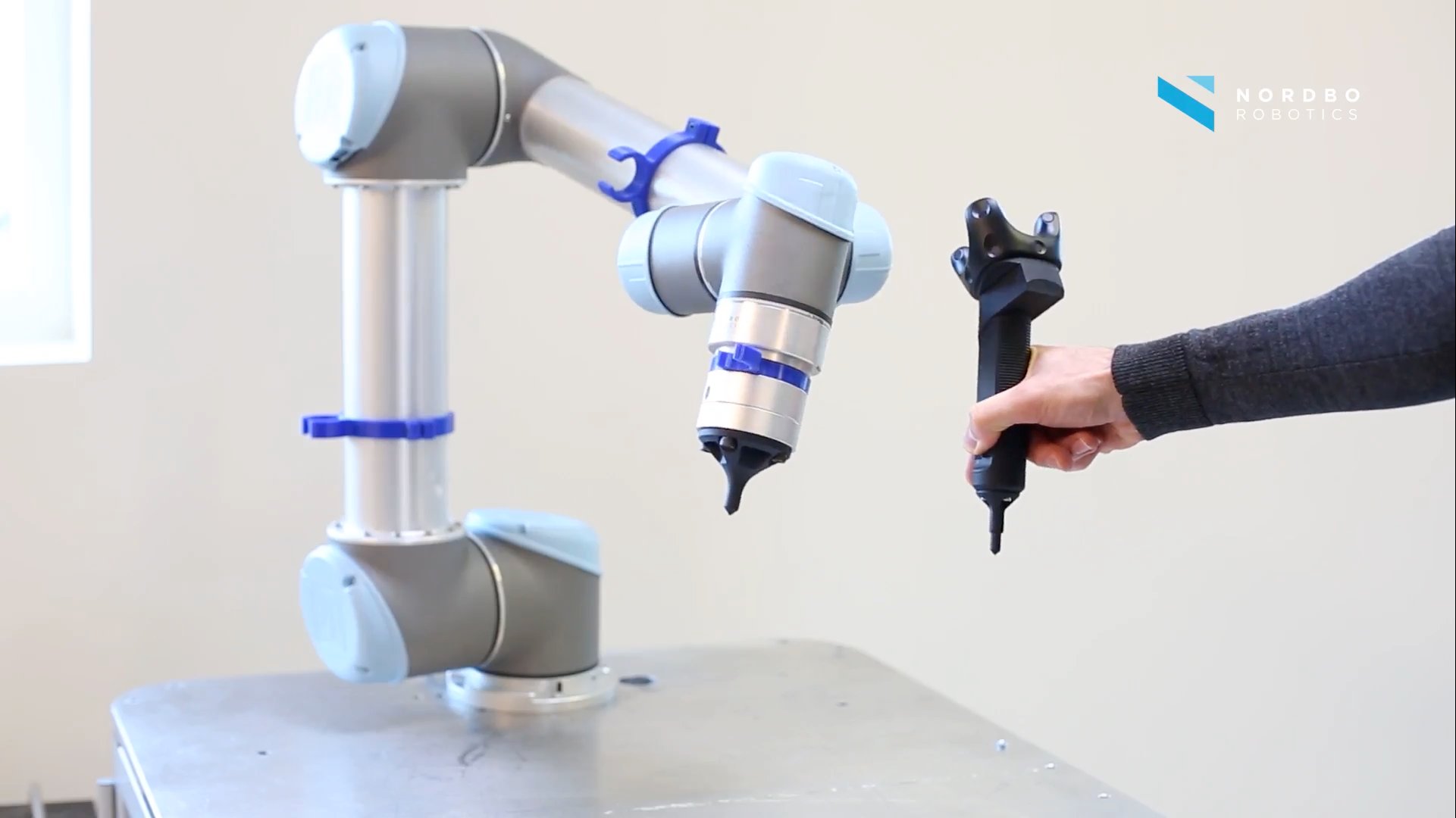 svag Blændende indkomst Robotvirksomhed tager nyt skridt mod industrien