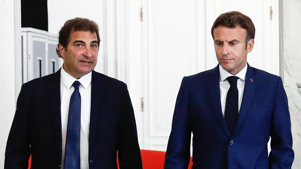 Udfaldet af det franske valg tvinger præsident Emmanuel Macron til at jagte nye former for samarbejde. Han havde tirsdag møde med blandt andre Christian Jacob, som leder det konservative parti Republikanerne. <i>Mohammed Badra/Ritzau Scanpix</i>