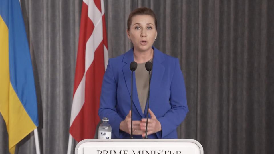 Statsminister Mette Frederiksen taler til det ukrainske parlament via video. <i>Skærmbillede fra Statsministeriets video/Free</i>