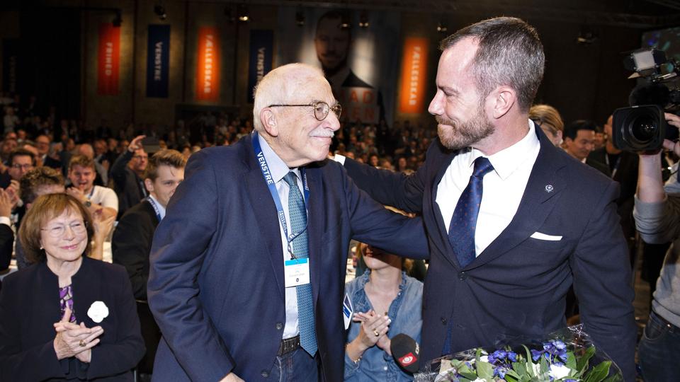 Jakob Ellemann-Jensen med sin far, Uffe Ellemann-Jensen, efter valget til formand ved Venstres landsmøde i 2019. <i>Henning Bagger/Ritzau Scanpix</i>