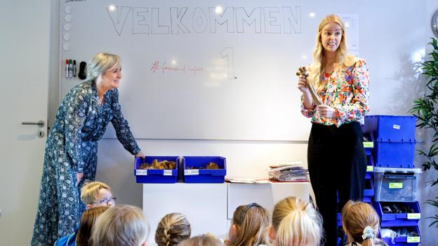 Toftild er ikke traditionelt et mål for skoleudflugt, men de var klar på at vise og fortælle de 17 elever fra første klasse, om hvordan håret bliver til paryk. <i>Foto: Torben Hansen</i>
