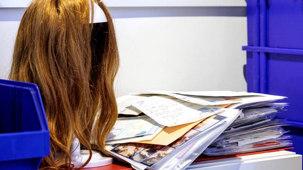 Man kan både aflevere sin donation i butikken og sende med brev. Bunken her er tegninger og billeder fra børn og unge, der har doneret hår. <i>Foto: Torben Hansen</i>