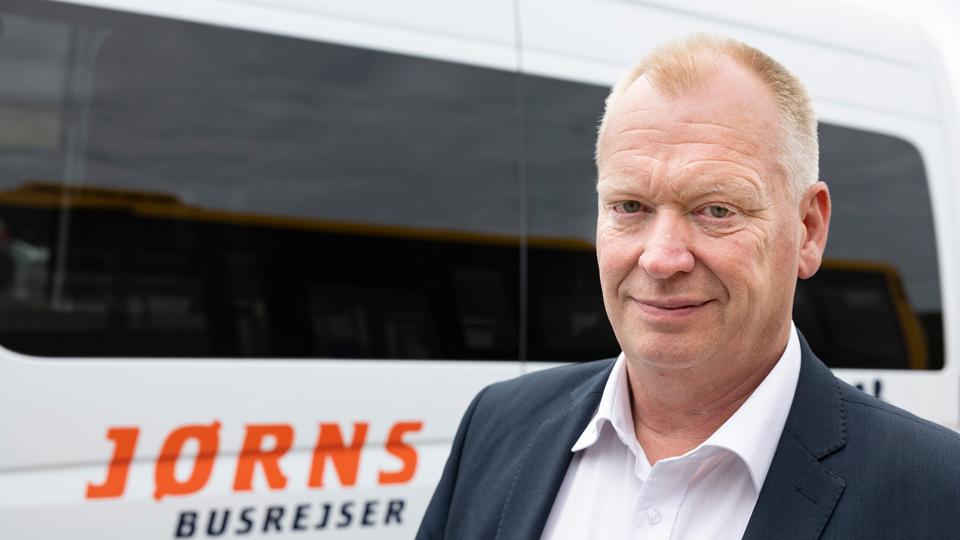 Finn Jensen, direktør i Jørns Busrejser i Brønderslev, har indført et brændstoftillæg, så hver kunde betaler mellem 8 og 12 procent ekstra oveni prisen. <i>Foto: Claus Søndberg</i>