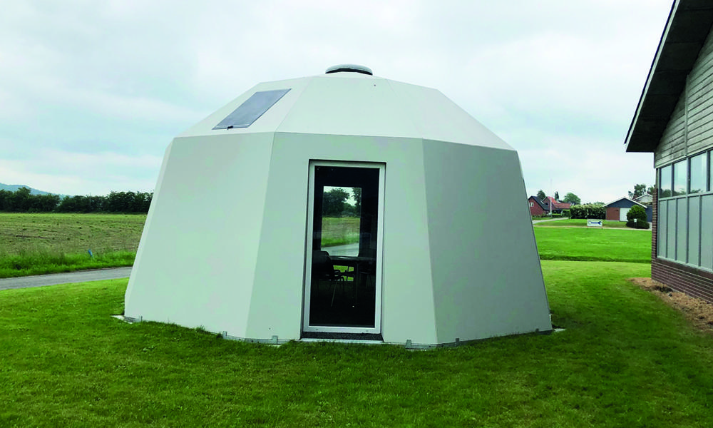 De første huse er produceret hos A/S Magnus Holm Fiberbeton i Auning, men det er meningen, at de skal produceres lokalt i udviklingslande De første huse er produceret hos A/S Magnus Holm Fiberbeton i Auning, men det er meningen, at de skal produceres lokalt i udviklingslande