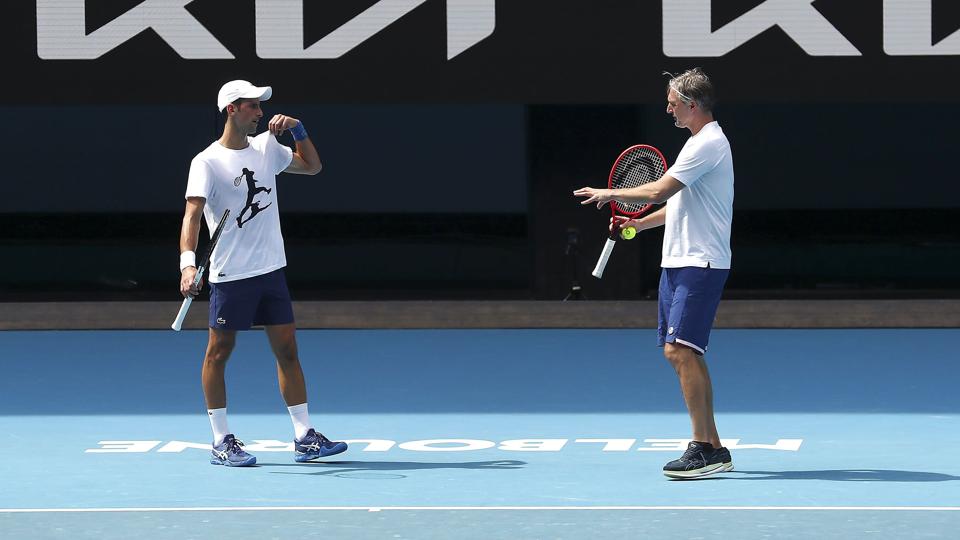 Novak Djokovic får her gode råd af sin træner, Goran Ivanisevic, ved en træningsseance før Australian Open. Snart kan den serbiske stjerne også få dessiner under kampene. (Arkivfoto). <i>Kelly Defina/Ritzau Scanpix</i>