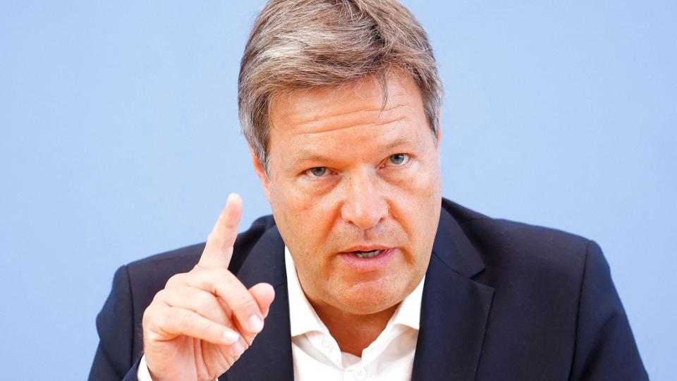 Den tyske økonomiminister, Robert Habeck, mener, at Ruslands beslutning om at lukke gashanerne til en række EU-lande er et "økonomisk angreb". (Arkivfoto) <i>Michele Tantussi/Reuters</i>