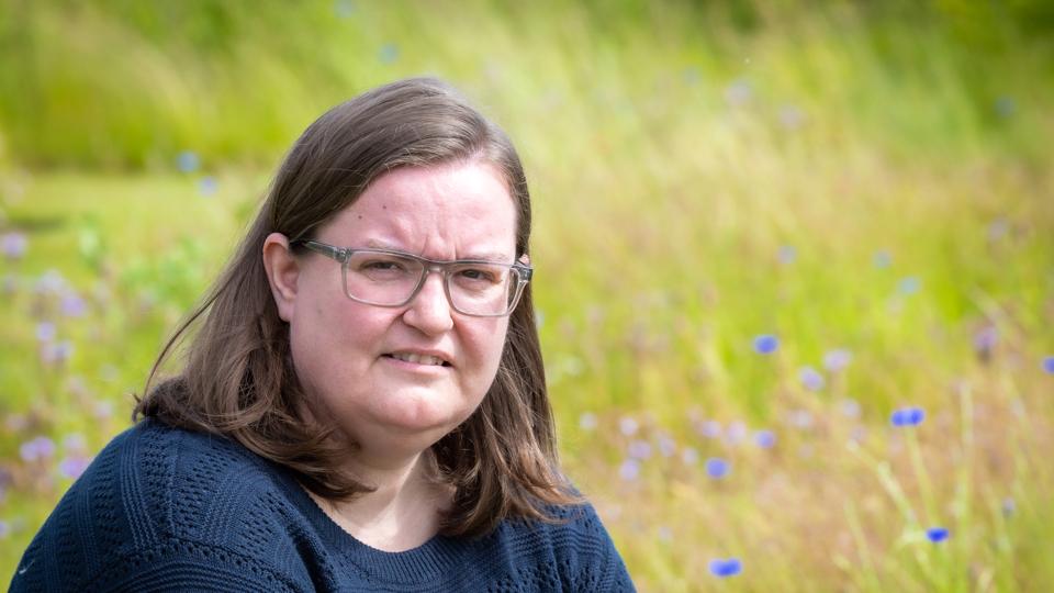 Nikoline overspiser og har gjort det så længe, hun husker. Hun bruger det store indtag af mad som et afbræk fra sine tanker. <i>Foto: Kim Dahl Hansen</i>