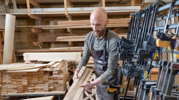 Genbrugsbrædderne befris for søm og slibes en millimeter, så lakken kommer af. Derefter forarbejdes træet, som man ville gøre med alt andet træ. <i>Foto: Kim Dahl Hansen</i>