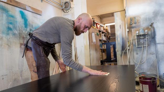 Spisebordet her er bejdset og lavet af massivt eg til en kræsen kunde. <i>Foto: Kim Dahl Hansen</i>