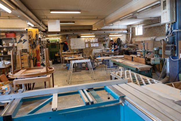 Klaus laver bæredygtige Snart du få et spisebord lavet af det gamle halgulv i Vestbjerg | Nordjyske.dk