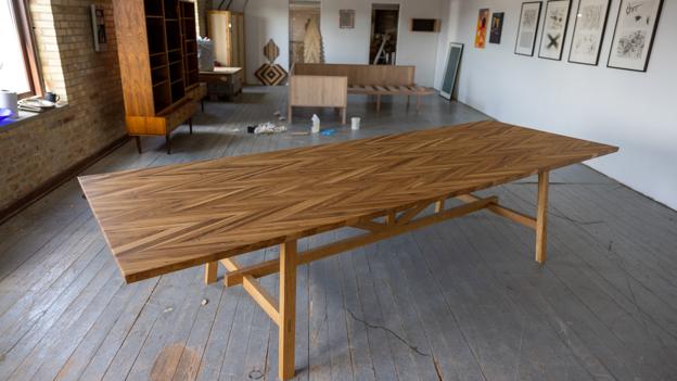 Første eksemplar af et bord lavet af egetræsbrædder fra nedbrydningen i Hirtshals. Mønstret kaldes chevron og består af mange små brædder, der er limet sammen. Og desværre, bordet er solgt. Prisen? Den får du ikke. <i>Foto: Kim Dahl Hansen</i>