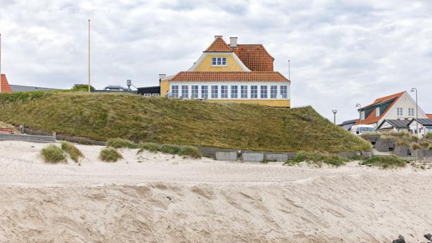 Stolt knejsende på den yderste klit er der unægteligt noget storladent over Villa Vest i Lønstrup. <i>Foto: Bo Lehm</i>
