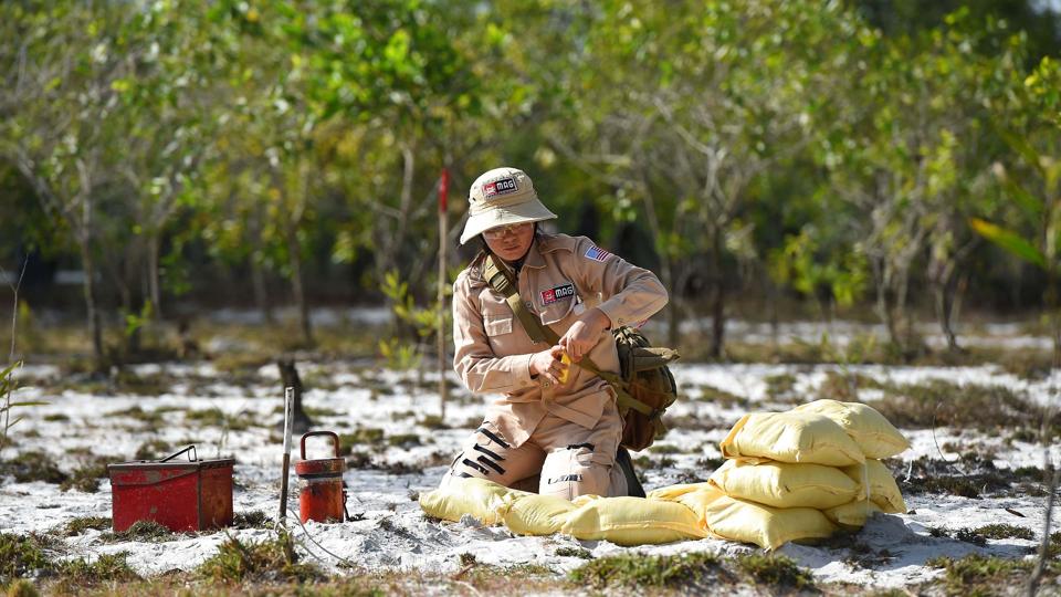 En minerydder i Vietnam, hvor landminer har lemlæstet og dræbt indbyggerne i adskillige år, efter at krigen i landet var slut. Nu vil USA's præsident, Joe Biden, genindføre et næsten totalt forbud mod landminer. (Arkivfoto) <i>Nhac Nguyen/Ritzau Scanpix</i>