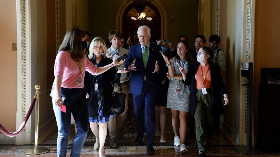 Den republikanske senator John Cornyn taler med journalister i den amerikanske Kongres tirsdag. <i>Mary F. Calvert/Reuters</i>