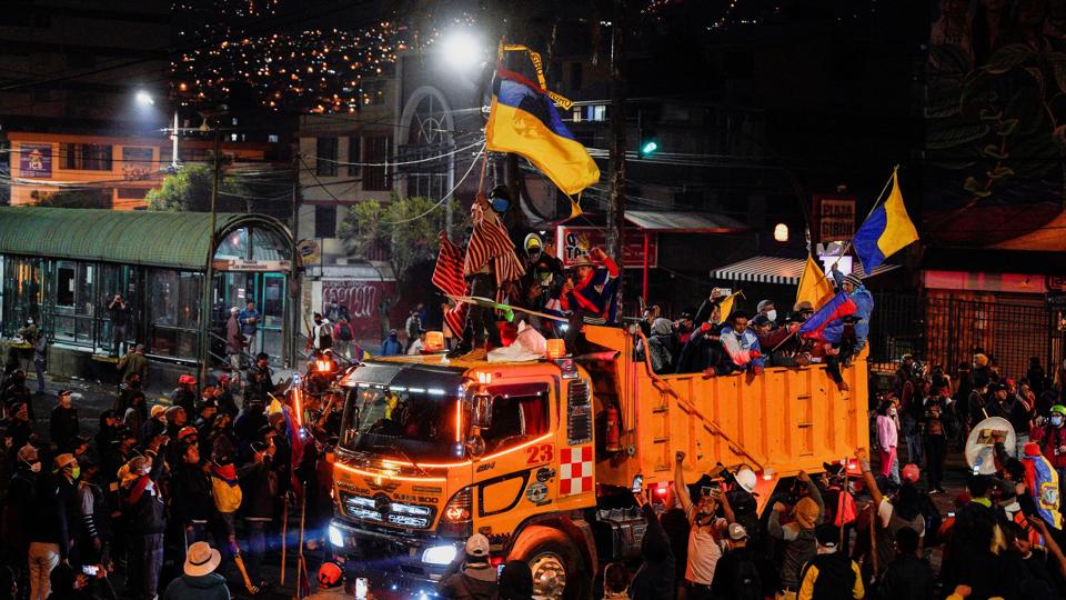 Demonstranterne var tirsdag igen på gaden i den ecuadorianske hovedstad, Quito, for at vise deres utilfredshed med regeringens finanspolitik. <i>Santiago Arcos/Reuters</i>