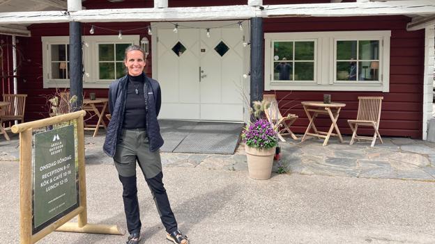 Anna er en ud af cirka 10 - alle i familie - som driver det hyggelige resort inde i Åkulla Bøgeskovene. <i>Foto: Jakob Frey Ahrentzen</i>