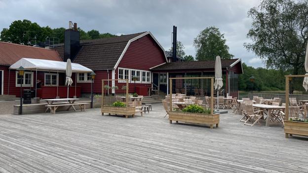 Terrassen ud til søen. Her kan jeg godt forestille mig, at der bliver fyldt en sommeraften. <i>Foto: Jakob Frey Ahrentzen</i>