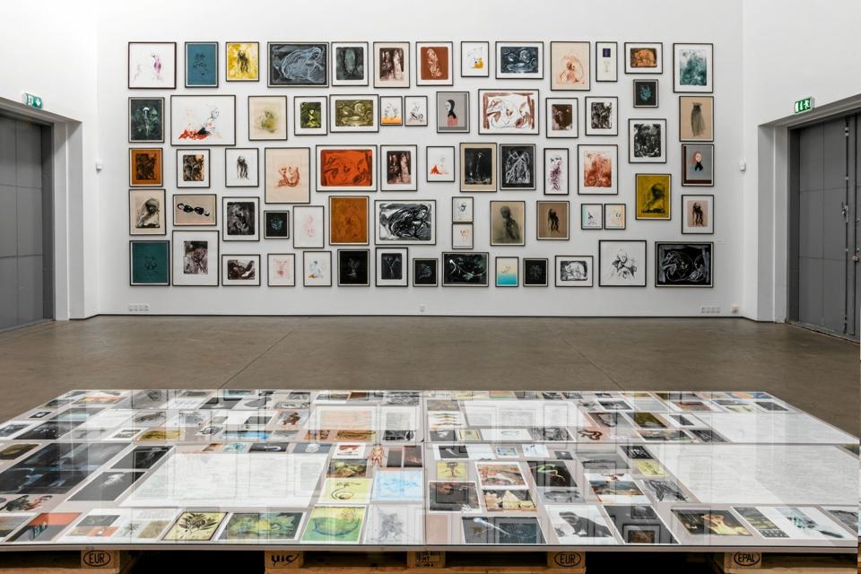 Begynder man i den store sal for enden af udstillingen, ligger der et kæmpe bord med et mind map – et slags huskekort over, hvorfra kunstneren henter kunstneriske praksis op fra, som var det Mimers Brønd. <i>Foto: Niels Fabæk</i>