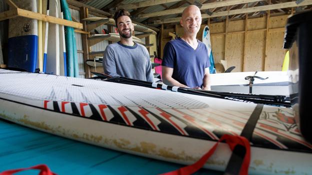En tur på bølgerne kræver koncentration og tilstedeværelse og surf er en del af Surfgaardens "Ocean Therapy", som sigter mod at flytte fokus og skabe ro for sig selv og samtidig skabe fællesskab med andre surfere, fortæller Anders Petersen og Peter Emil Højlund. <i>Foto: Bo Lehm</i>