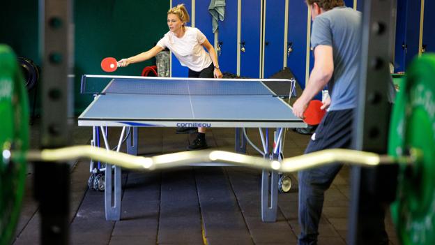 Fysisk aktivitet er en god måde til at flytte fokus. Det kan være med en tur ud i naturen, ved at surfe eller ved at bruge faciliteterne i Surfgaardens gymnastiksal, hvor der er plads til at spille bordtennis - her med socialrådgiver Alma Smakic på den anden side af bordet. <i>Foto: Bo Lehm</i>