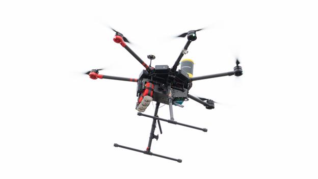 En drone skal som et forsøg flyve hjertestartere ud til patienter med hjertestop. <i>Foto: Line Bloch Klostergaard/Region Nordjylland</i>
