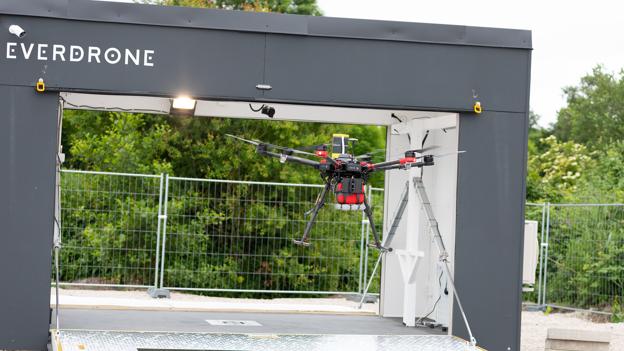 En drone skal som et forsøg flyve hjertestartere ud til patienter med hjertestop. <i>Foto: Line Bloch Klostergaard/Region Nordjylland</i>